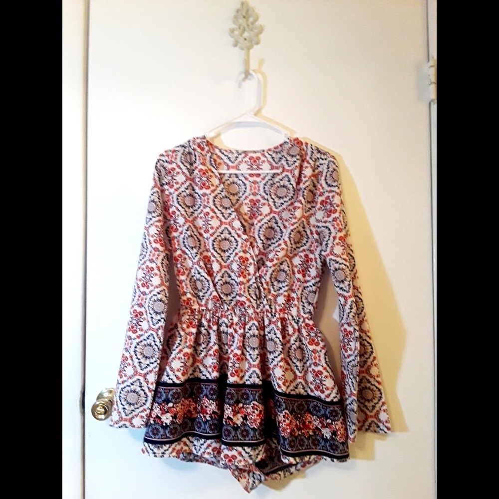 Beautiful spring romper with elegant patterns - Picture 3 of 4